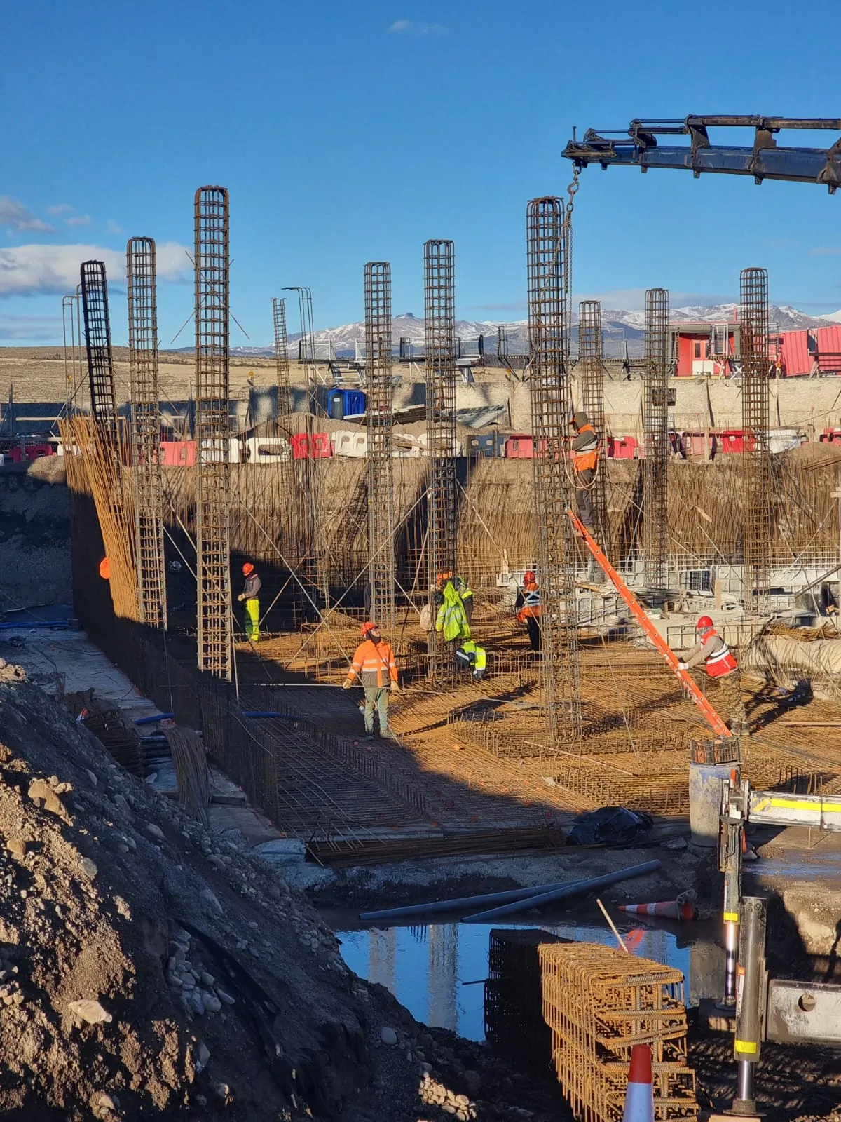 Detalle de enfierradura y hormigón en obra